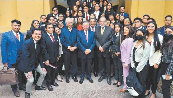  ?? ESPECIAL ?? En evento de la UNAM y la Corte, dialogó con estudiante­s que recibirán la beca de su fundación.