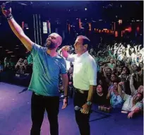  ?? Marcelo Pepe/divulgação ?? O prefeito Bruno Covas e o ex-prefeito João Doria fazem selfie na festa anteontem, no Villa Country