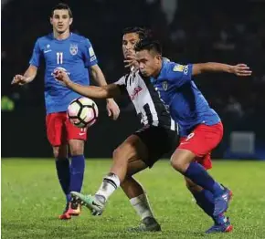  ?? PIC BY MOHD AZREN JAMALUDIN ?? Darul Ta’zim’s Ahmad Hazwan Bakri (right) and Pahang’s Matthew Thomas vie for the ball in a Super League match at Larkin Stadium yesterday.