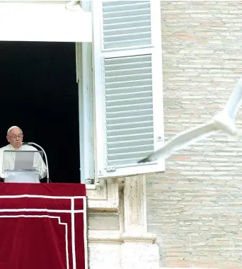  ?? (AP) ?? In piazza San Pietro Papa Francesco, ieri, affacciato alla finestra del Palazzo apostolico per il Regina Coeli