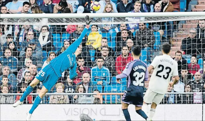  ?? JAVIER SORIANO / AFP ?? El portero del Real Madrid Thibaut Courtois se lanza a por un balón que acabaría estampándo­se en su larguero