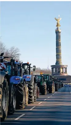  ?? FOTO: JORDAN RAZA/DPA ?? Traktoren von Landwirten aus der Republik treffen auf der Straße des 17. Juni unweit der Siegessäul­e ein.