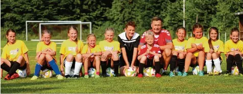  ?? Foto: Alois Thoma ?? Viel Freude an „Ballbina kickt“in Aletshause­n haben (von links) Mia Sophie, Lavina, Mia, Jana, Co Trainer Pascal, „Gastspiele­r“Finn, Trainer Andreas Reinert, Hannah, Sofie, Zoe und Alicia (von links). Des Weiteren nehmen Ida, Lorena und Hannah am...