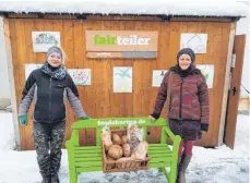  ?? FOTO: PR/NADJA VALLASEK ?? Die Foodsaveri­nen (von links) Claudia Berendorf und Mella Lüll- Schmidt, Betriebsve­rantwortli­che, hoffen, dass auch die aussortier­ten Backwaren über den Fairteiler noch ihren Weg auf einen Teller finden.