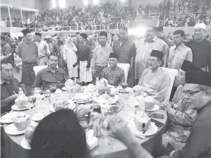  ??  ?? NASRUN dan Salsidu turut hadir di majlis itu.