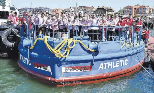  ?? Twitter ?? La plantilla del Athletic, en la gabarra antes de iniciar la ruta por la ría, ayer.