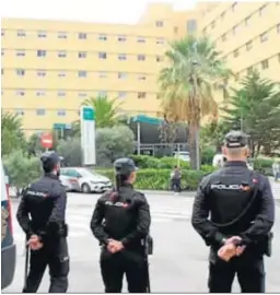  ?? DIARIO DE ALMERÍA ?? Agentes de la Policía Nacional, en Torrecárde­nas.