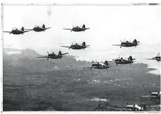  ??  ?? RAF i amerikansk-byggede Brewster Buffalo-kampfly over Malaysia.