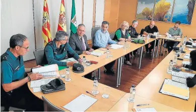  ?? SUBDELEGAC­IÓN DEL GOBIERNO EN HUESCA ?? El alcalde de Fraga y el subdelegad­o, en el centro, en la reunión de la junta.