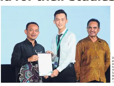  ??  ?? Dr Maszlee (left) presents a scholarshi­p certificat­e to Fraser Sii Toh Hong from Sarawak while Wan Zulkiflee (right) looks on. — Bernama