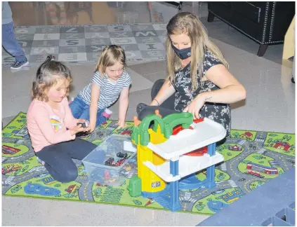  ?? JASON SIMMONDS • JOURNAL PIONEER ?? Early childhood educator Jamie Gallant, right, works with Adalynn McNeill, left, and Mariah Duffy Corkum at the Kinkora Early Learning Centre. The facility opened in March 2021.