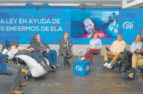  ?? ?? El presidente del PP, Alberto Núñez Feijóo, con afectados de la ELA