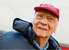  ?? Foto: Vennenbern­d, dpa ?? Niki Lauda, wie ihn die Welt kennt: mit einem verschmitz­ten Lächeln und rotem Käppi auf dem Kopf. Das Bild entstand im März vergangene­n Jahres.