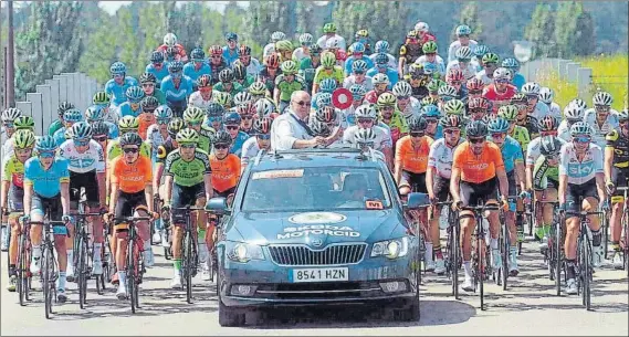  ?? FOTO: VUELTA A BURGOS ?? Marcos Moral, director de la Vuelta a Burgos, en la salida neutraliza­da de una de las etapas de la carrera del año pasado