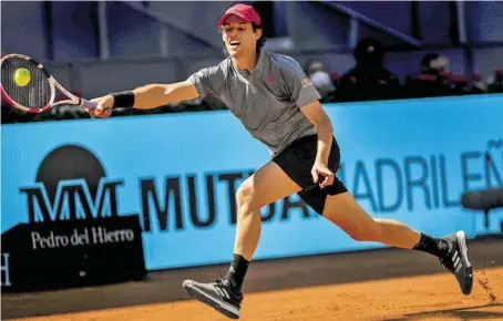  ?? BILD: SN/AP ?? Dominic Thiem musste hart um den Einzug ins Viertelfin­ale von Madrid kämpfen.