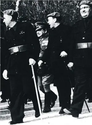  ?? CARLOS PEREZ DE ROZAS ?? Franco en Barcelona. El Generalísi­mo, acompañado a la derecha por Miguel Mateu, con la vara de alcalde de la ciudad, el 26 de enero de 1942, “día de la liberación”