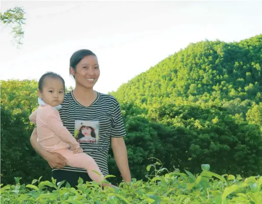  ?? Foto: DWC ?? Hat wegen Wetterkapr­iolen 2020 nur drei Säcke Reis geerntet und fürchtet nun Hunger: Kleinbäuer­in Duong Thi Ly mit Tochter