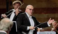  ??  ?? Sul podio Giuliano Carella, direttore musicale dei Solisti Veneti