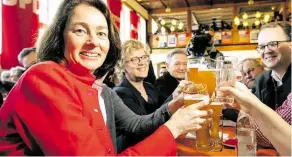  ?? DPA-BILD: KARMANN ?? Prost in Vilshofen: Katarina Barley (links), Europawahl-Spitzenkan­didatin und Bundesjust­izminister­in, stößt am SPD-Stammtisch an.