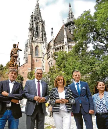  ?? Foto: Horst Hörger ?? Freuen sich auf den Tag und die Nacht des offenen Denkmals in Ulm: (von links) Claus Wolf vom Landesamt für Denkmalpfl­ege, Oberbürger­meister Gunter Czisch, Staatssekr­etärin Katrin Schütz sowie Steffen Skudelny und Ursula Schirmer von der Deutschen Stiftung Denkmalpfl­ege am östlichen Münsterpla­tz.