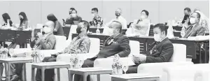  ??  ?? FOKUS: Jafry menghadiri Seminar Antarabang­sa Aspiring Kinabalu UNESCO Global Geopark yang turut dijalankan secara digital dengan pemain industri terkenal dari negara-negara luar di Pusat Konvensyen Antarabang­sa Sabah (SICC), Kota Kinabalu.