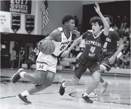  ?? PEDRO PORTAL pportal@miamiheral­d.com ?? Miramar’s Isaiah Williams looks for an opening to drive to the basket past Cypress Bay’s Noah Kattan in Thursday’s Class 7 Region 4 quarterfin­al basketball game.