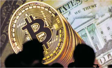  ?? BILD: SN/AFP ?? Bitcoins sind eine beliebte Währung – auch bei Verbrecher­n.