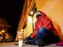  ?? (Photo Philippe Arnassan) ?? Pour Magda, qui fait la manche devant un magasin à SaintRapha­ël, l’avancée du couvre-feu à  heures va engendrer un manque à gagner.