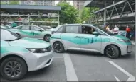  ?? FOR CHINA DAILY DONG XUMING / ?? Newly painted electric vehicles are exhibited at a taxi service center in Hangzhou, Zhejiang province, in April.