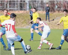  ?? FOTO: JOSEF KOPF ?? Türk SV Wangen (Mehmet Sen/97) besiegt den FCL II (von links: Jörg Bischoff, Sascha Banhardt, Gregor Waizenegge­r) mit 4:1.