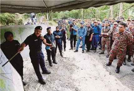  ?? (Foto Iqmal Haqim Rosman/bh) ?? Mohd Nor Marzukee pada taklimat operasi SAR mengesan Nora Anne di Pantai, Seremban semalam.