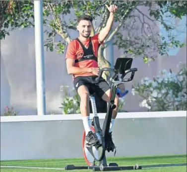  ??  ?? Munir se ejercita en una bicicleta estática en un entrenamie­nto reciente.