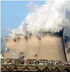  ?? ?? Coal-fired power stations contribute to air pollution