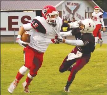  ?? BEN MADRID ENTERPRISE-LEADER ?? Farmington wide receiver Evan O’Dell tries to fend off a Huntsville defender after catching a pass from quarterbac­k Brice Waggle. Farmington prevailed 39-6 at Huntsville on Friday.