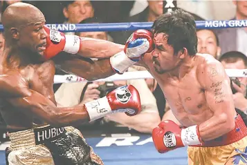  ?? / AP PHOTO ?? ■ BINUKBOKAY NA SAB? Bag-ohay rang gi-anunsyo ni Floyd Mayweather (wala) nga mobalik siya sa 2020 apan wala pa masiguro kon si kinsa ang iyang ikaatbang apan ang uban adunay katahap nga si Manny Pacquiao ang iyang ikaharong.