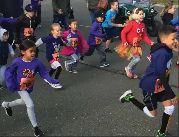  ?? PHOTOS BY THOMAS GASE — TIMES-HERALD ?? The kids race begins at the 11th annual Solano Turkey Trot at Solano College in Fairfield on Thursday morning.