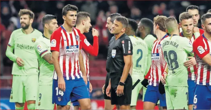  ??  ?? EL ADIÓS DE LAS TABLAS. Los futbolista­s se despiden al término del partido: gestos serios de Koke, Rodrigo o Vitolo por esos tres puntos esfumados al final.