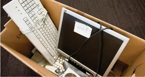  ?? Fotos: Andrea Warnecke, dpa ?? Zu frühes Ende: Um so manchen Alt PC ist es durchaus schade, wenn er in den Müll wandert.