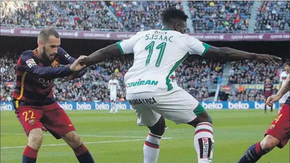  ?? MARTA PÉREZ / EFE ?? Aleix Vidal agarrando al delantero del Granada Success, ayer en el Camp Nou