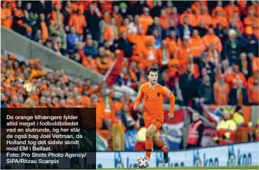  ??  ?? De orange tilhaenger­e fylder altid meget i fodboldbil­ledet ved en slutrunde, og her står de også bag Joel Veltman, da Holland tog det sidste skridt mod EM i Belfast.
Foto: Pro Shots Photo Agency/ SIPA/Ritzau Scanpix