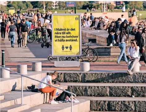  ?? FOTO: DPA ?? „In Malmö ist alles nah. Aber jetzt müssen wir Abstand halten“, steht auf einem Schild in der südschwedi­schen Stadt.