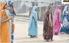  ??  ?? L’habillemen­t féminin indien est si magnifique qu’il faut souhaiter que la modernité ne l’efface pas.