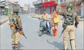  ?? WASEEM ANDRABI/HT ?? Soldiers stop people during restrictio­ns in the downtown area of Srinagar on Monday.