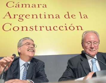  ??  ?? BUENOS TIEMPOS. El exministro de Planificac­ión Julio De Vido y Carlos Wagner, expresiden­te de la Cámara Argentina de la Construcci­ón, en 2008