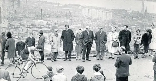  ?? ?? Spectators watch Fife rider Martin Kelly approachin­g the summit of Dundee Law during the finale to a bicycle hill climb in May 1967.