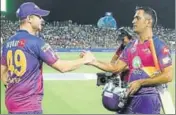  ?? BCCI PHOTOS ?? RPS skipper Steve Smith congratula­tes MS Dhoni.