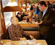  ?? Joe Radle/Getty Images/AFP ?? Ted Cruz (à dir) faz campanha em café de Osceola, Indiana