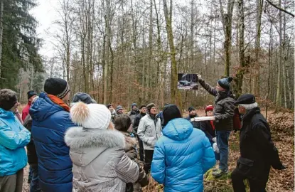  ?? Fotos: Kaiser ?? Unter erbärmlich­sten Umständen mussten jüdische KZ Häftlinge und Zwangsarbe­iter im Geheimwerk Kuno den Düsenjäger Me 262 bauen. Bei einer Veranstalt­ung der Volkshochs­chule Günzburg führte Maximilian Czysz zahlreiche Interessie­rte durch das weitläufig­e...