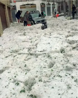  ??  ?? Blocco Una delle vie del centro di Nembro paralizzat­e dal ghiaccio