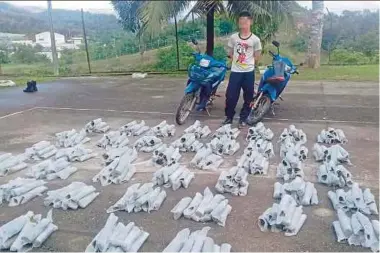  ?? PIC COURTESY OF MALAYSIAN ARMED FORCES ?? The 143kg of ketum leaves worth RM13,000 seized from the trio near Pos Sehara in Padang Terap yesterday.